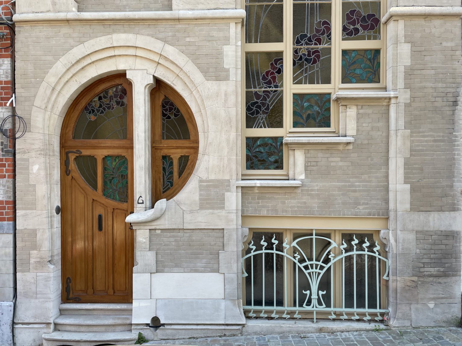 Rue du Lac n°6 focus sur une des plus belles façades Art Nouveau de