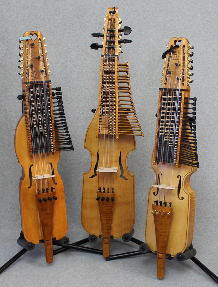 Nyckelharpa, un instrument de musique traditionnel à cordes frottées d'origine suédoise.